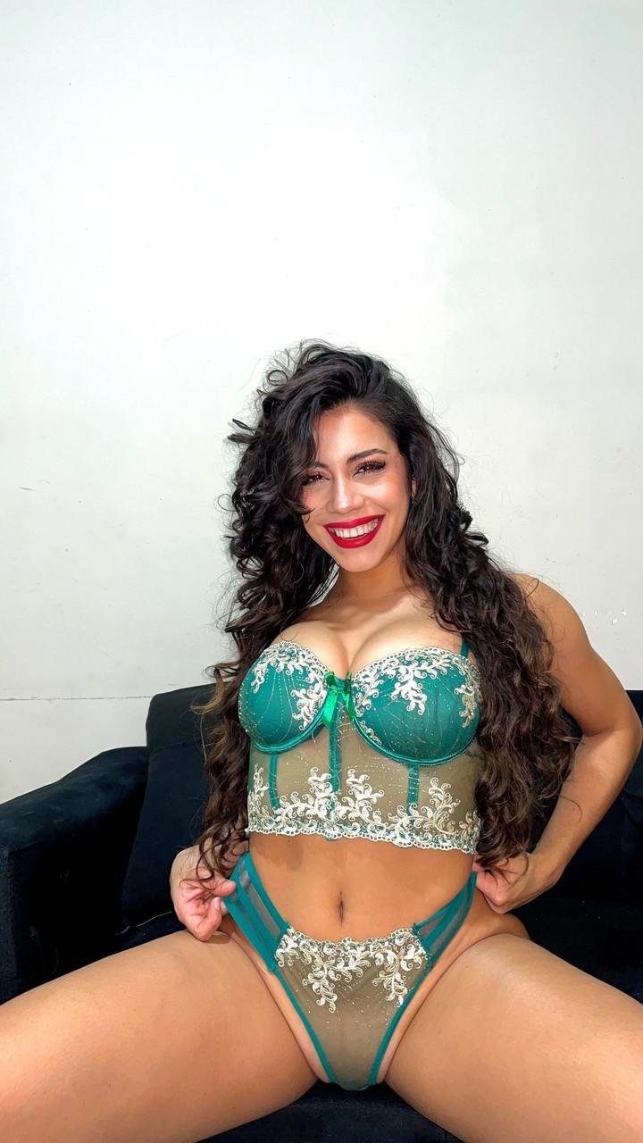 10P Das kurvige Babe Bianca Sanchez stellt in einer heißen Zusammenstellung ihren großen Arsch zur Schau