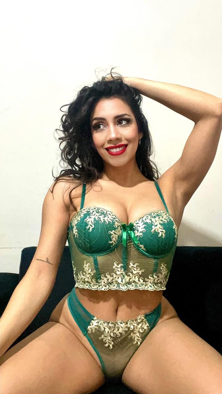 10P Das kurvige Babe Bianca Sanchez stellt in einer heißen Zusammenstellung ihren großen Arsch zur Schau