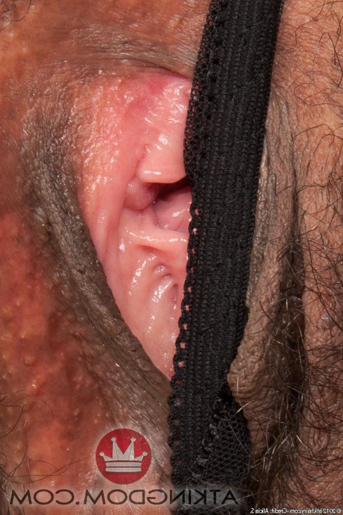 20P Hot MILF with a big booty Sofie Taylor shows off her hairy cunt up close