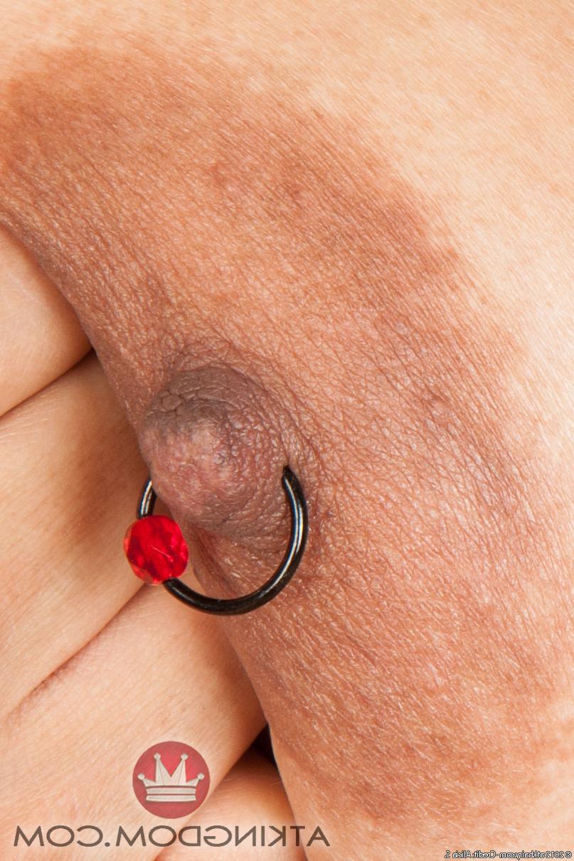 20P Hot MILF with a big booty Sofie Taylor shows off her hairy cunt up close