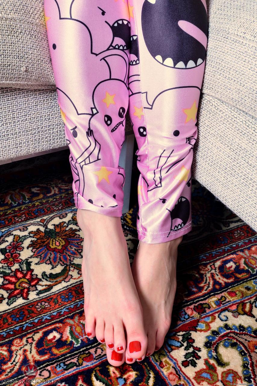 20P La jeune amateur Penelope Reed exhibe ses pieds, ses orteils et se déshabille pour écarter sa chatte.