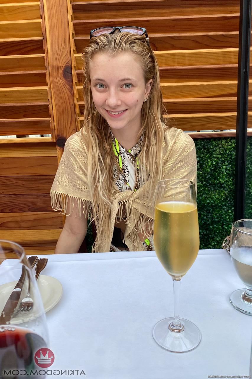 20P Die süße Amateurin Riley Star schiebt ihren Bikini zur Seite und enthüllt ihre leckere Muschi
