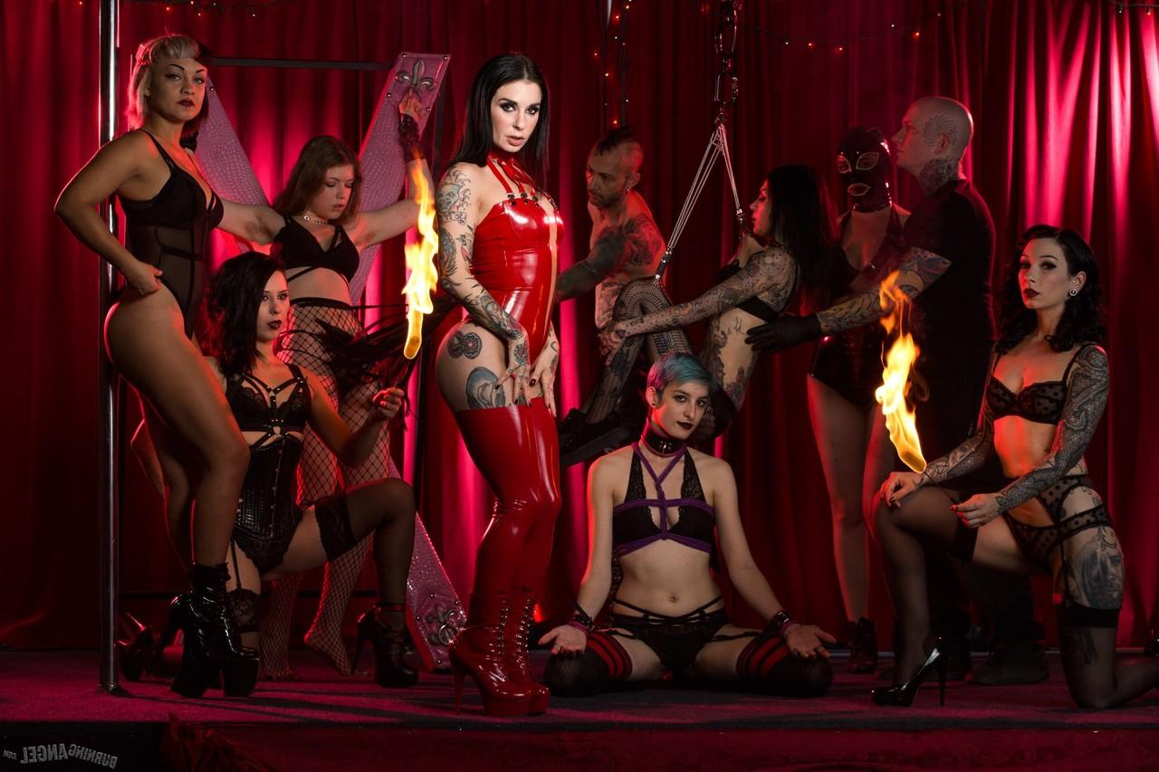 17P A incomparável beleza tatuada Joanna Angel mostra a buceta em látex vermelho e botas