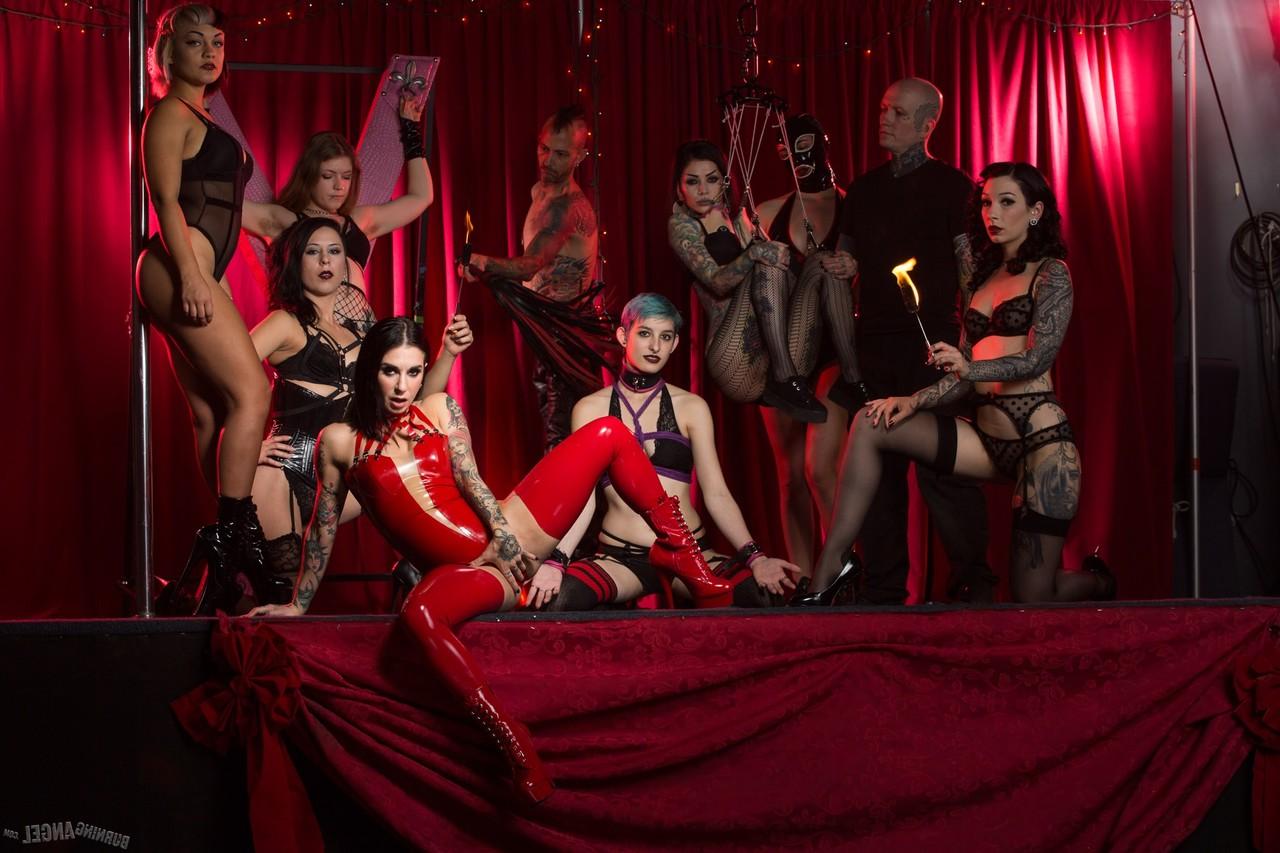 17P A incomparável beleza tatuada Joanna Angel mostra a buceta em látex vermelho e botas
