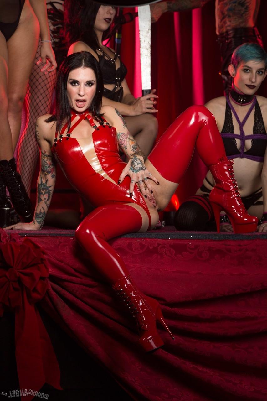 17P A incomparável beleza tatuada Joanna Angel mostra a buceta em látex vermelho e botas
