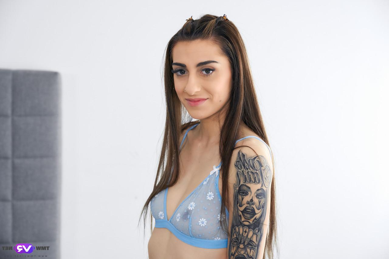 20P Nicole Sweet, jeune tatouée et mince, expose ses petits seins et ses trous chauds.