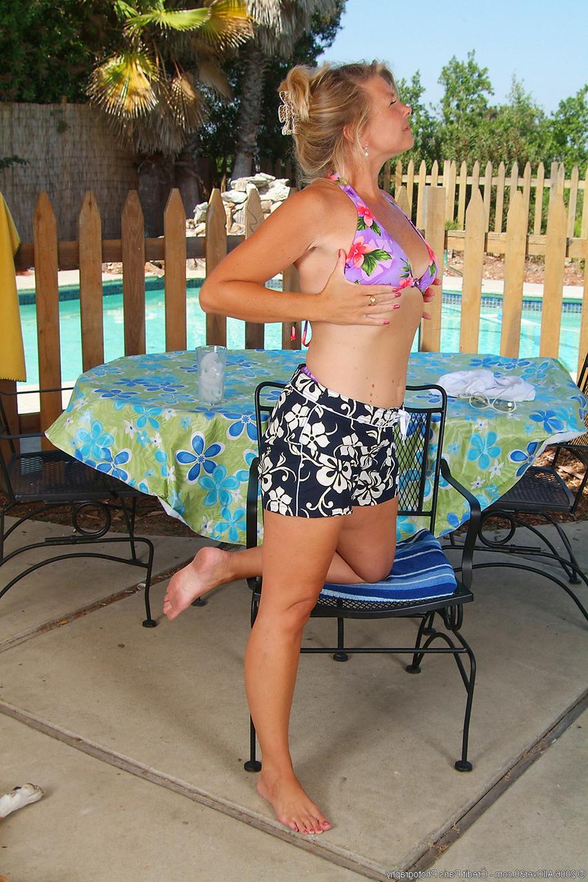 20P Maman portoricaine sexy aux gros seins Cricket joue avec ses trous au bord de la piscine