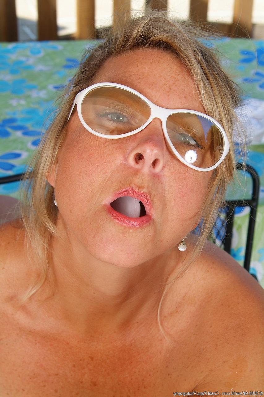 20P Maman portoricaine sexy aux gros seins Cricket joue avec ses trous au bord de la piscine