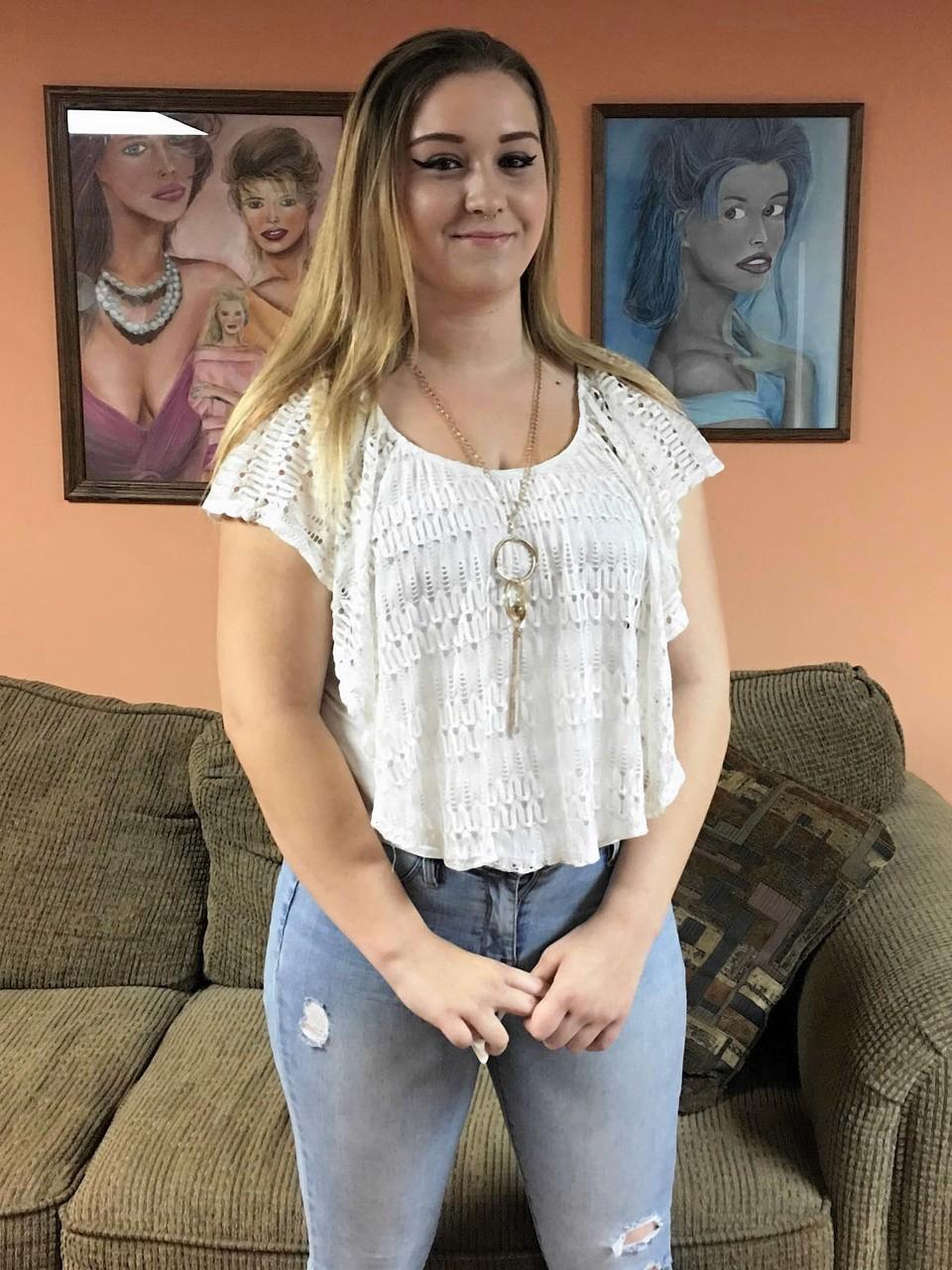 20P La BBW amateur Dymond Rose revela sus grandes tetas y su culo gordo antes de chupar una polla