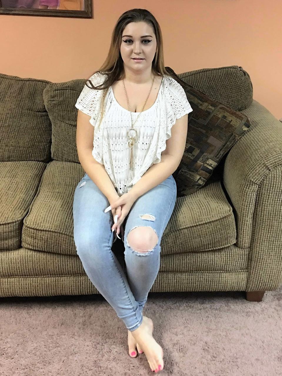 20P La BBW amateur Dymond Rose revela sus grandes tetas y su culo gordo antes de chupar una polla