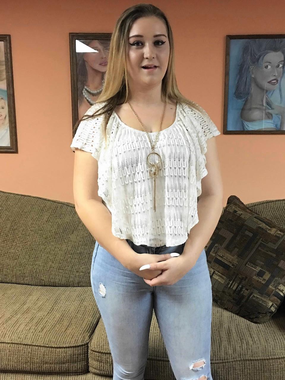 20P La BBW amateur Dymond Rose revela sus grandes tetas y su culo gordo antes de chupar una polla