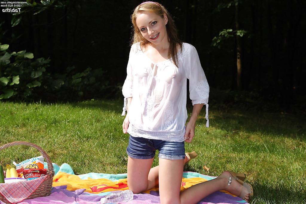 16P Filthy amateur chick stripping and playing with herself outdoor