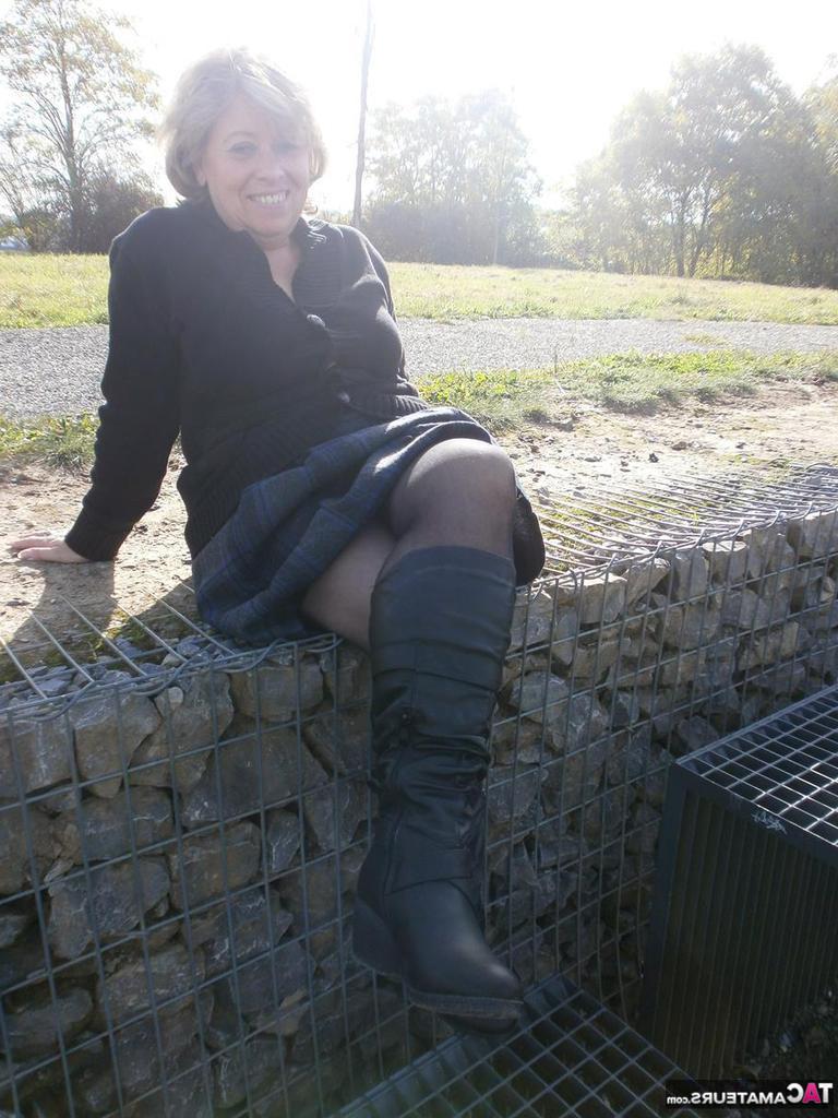 20P A velha e excitada Caro ao ar livre com botas espalhando a buceta para brincar com uma garrafa de vinho