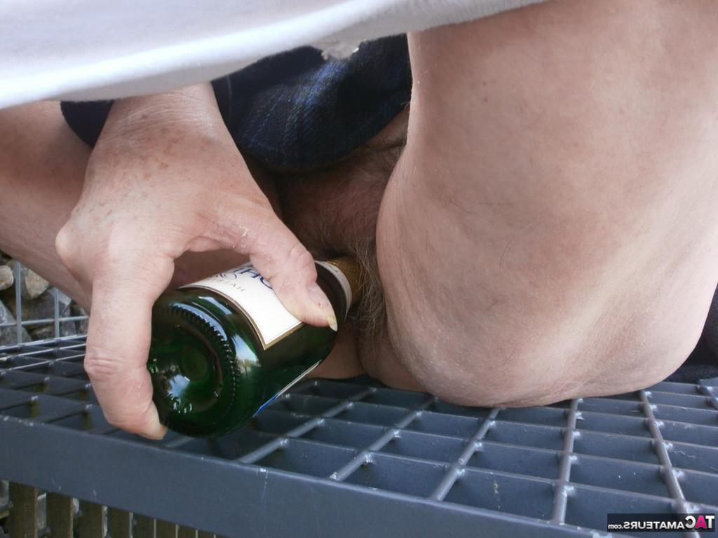 20P A velha e excitada Caro ao ar livre com botas espalhando a buceta para brincar com uma garrafa de vinho
