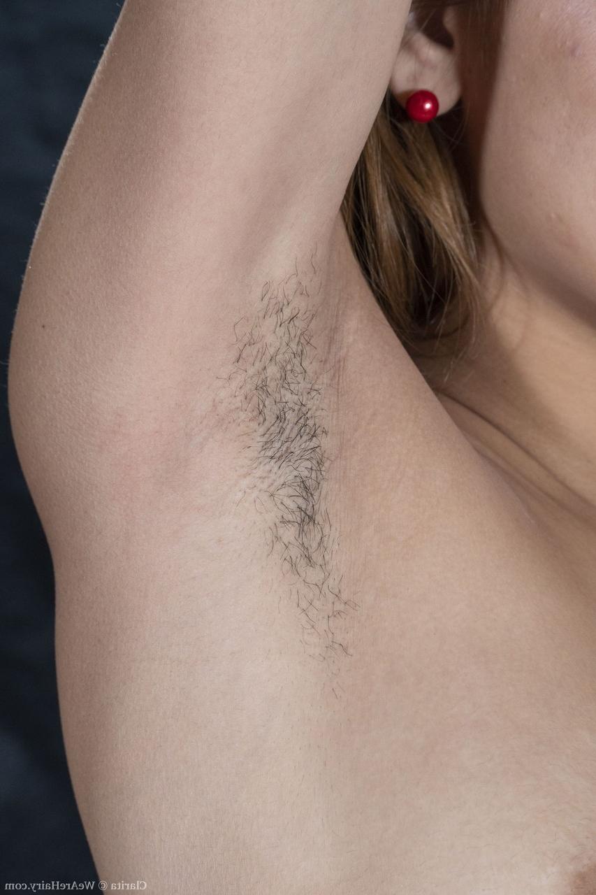 20P Clarita, rousse et maigre, offre des vues excitantes de près de sa chatte poilue.