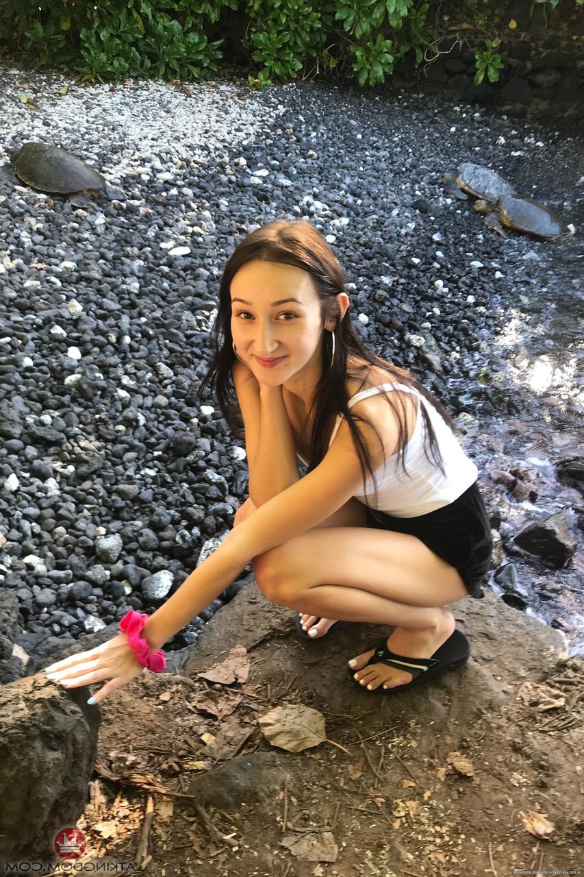 20P La brune Carmen Rae montre son corps nu et maigre pendant ses vacances.