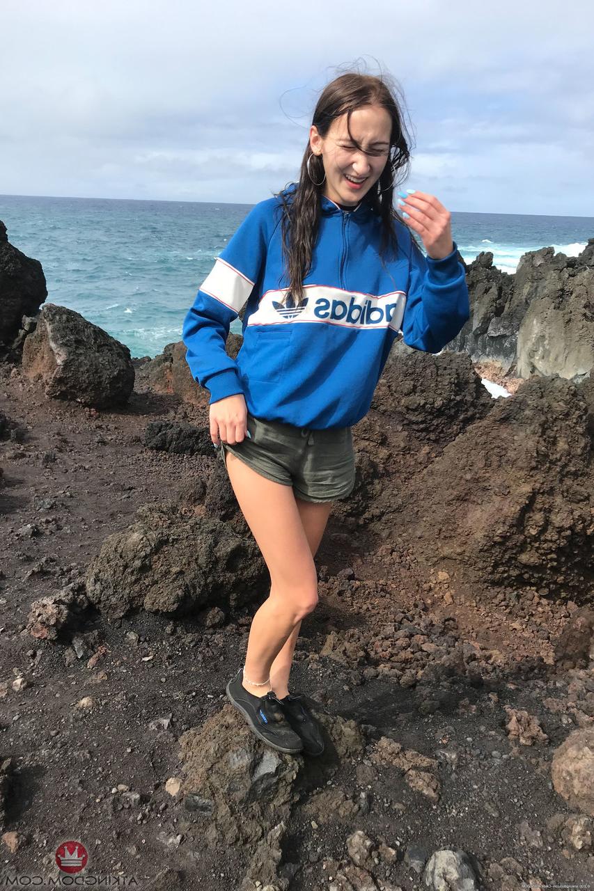 20P La brune Carmen Rae montre son corps nu et maigre pendant ses vacances.