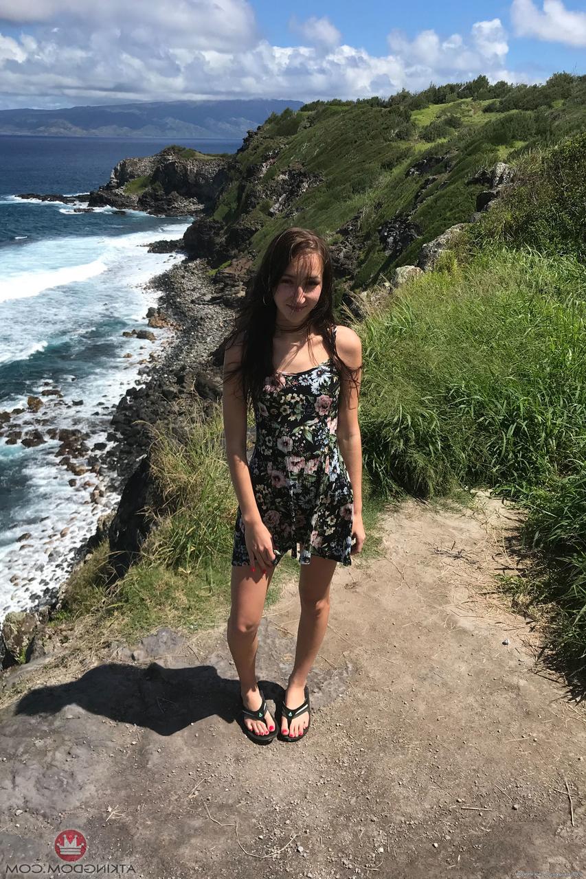 20P La brune Carmen Rae montre son corps nu et maigre pendant ses vacances.