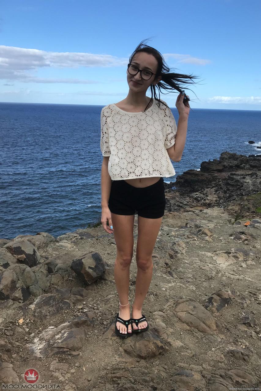 20P La brune Carmen Rae montre son corps nu et maigre pendant ses vacances.