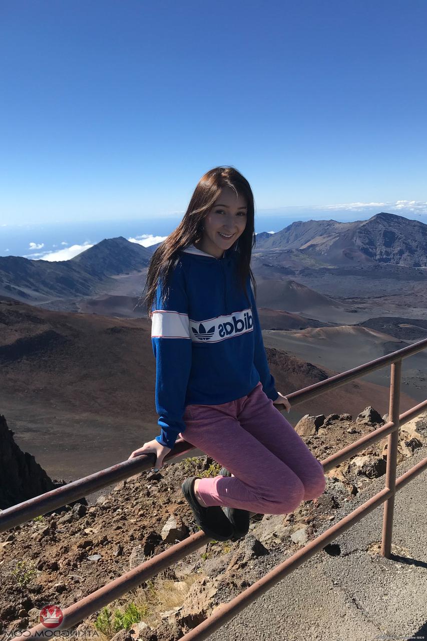 20P La brune Carmen Rae montre son corps nu et maigre pendant ses vacances.