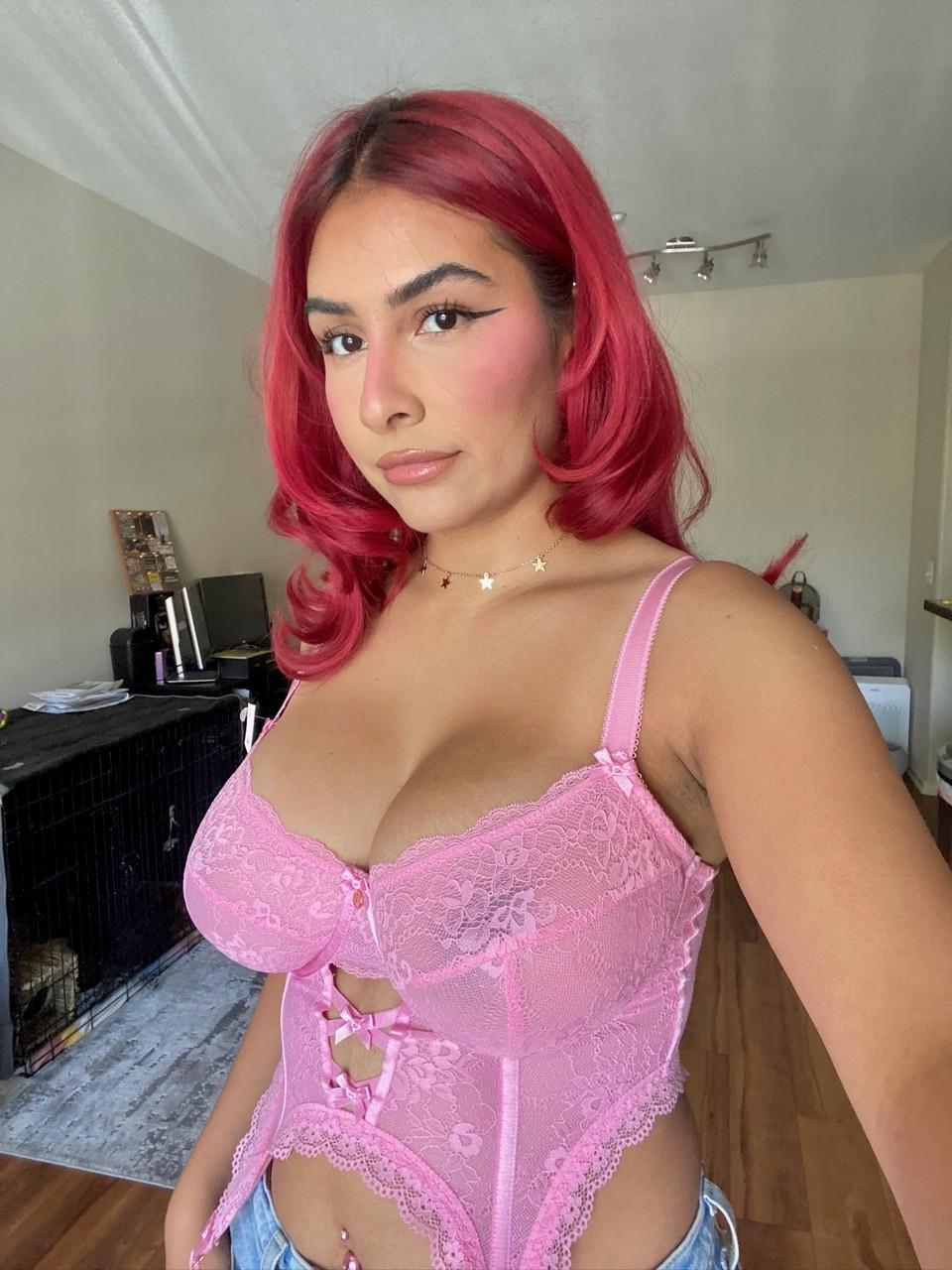 19P La sexy Angel muestra sus impresionantes tetas grandes y su coño afeitado