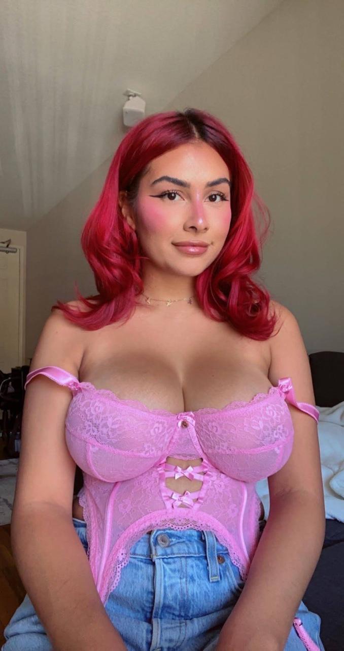 19P La sexy Angel muestra sus impresionantes tetas grandes y su coño afeitado