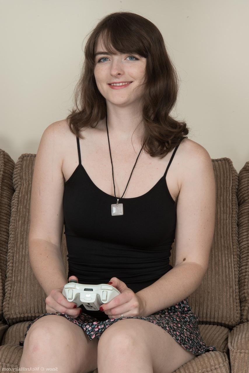 17P Garota gamer geek se despe para exibir suas axilas e buceta com a barba por fazer