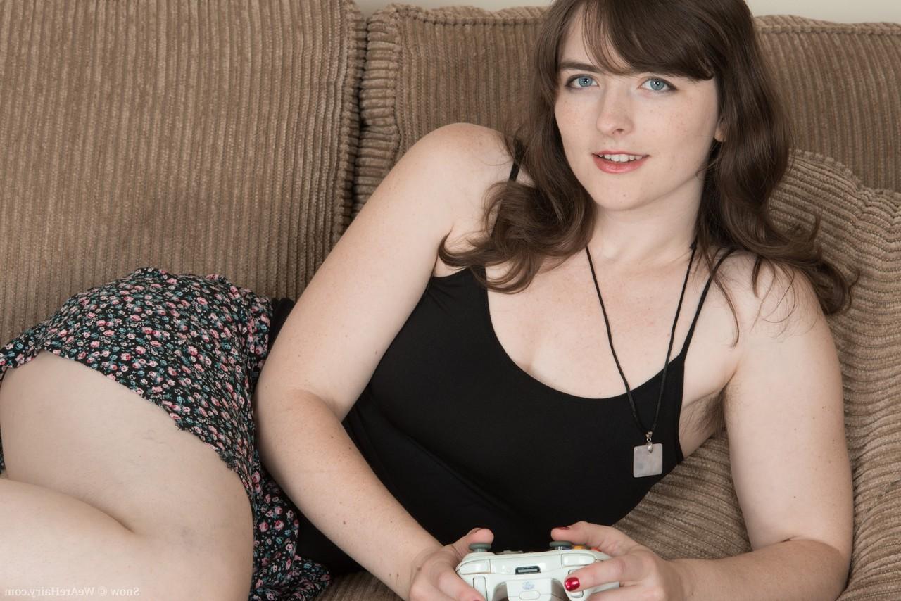 17P Garota gamer geek se despe para exibir suas axilas e buceta com a barba por fazer
