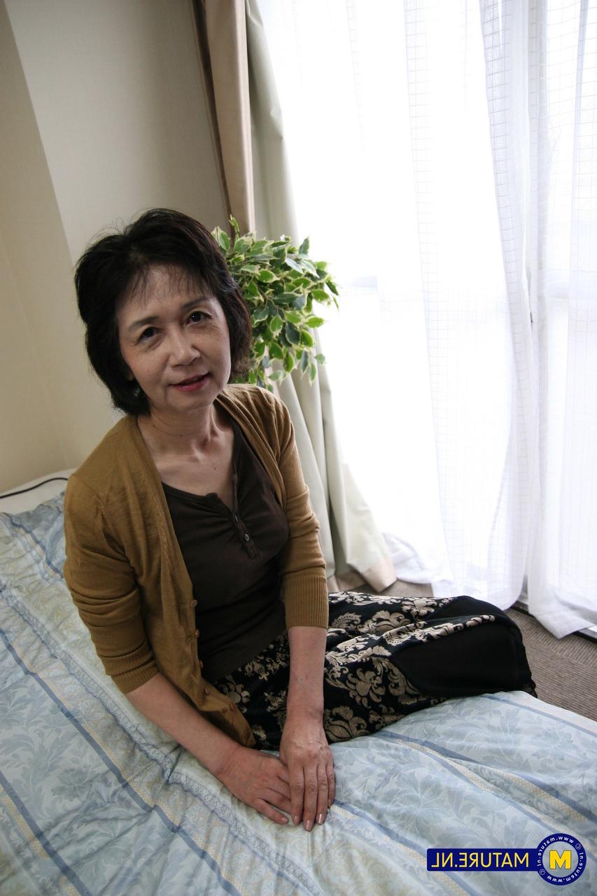 10P Mujer japonesa se masturba desnuda antes de tener sexo POV