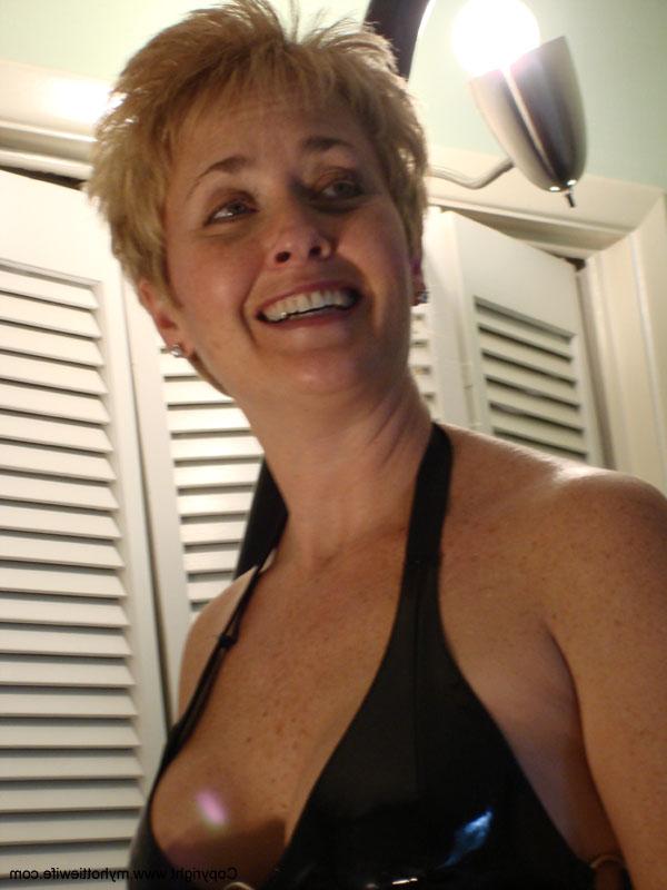 16P Esposa amateur con grandes tetas muestra sus habilidades de mamada a dos chicos pervertidos