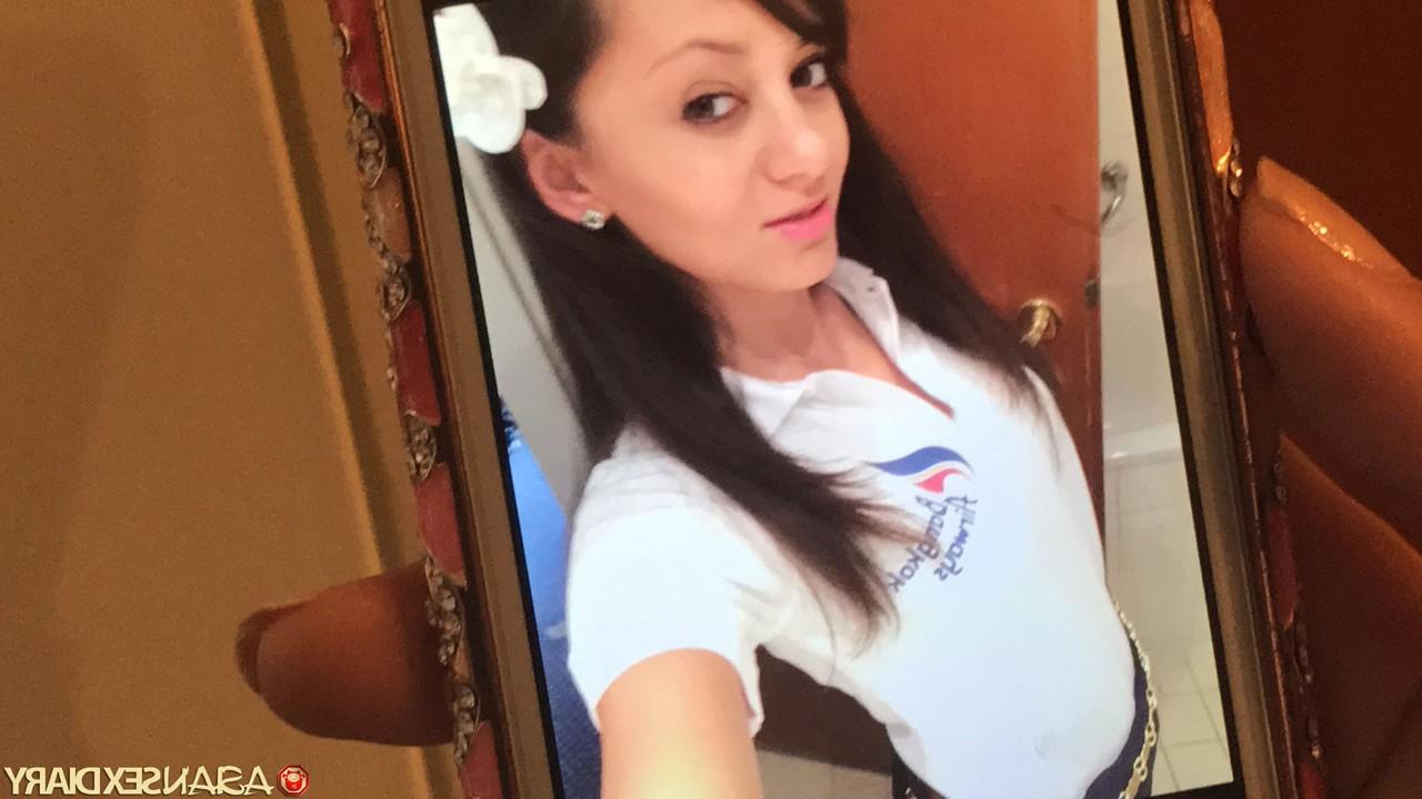 10P Jennifer B, jeune mince et excitée, suce, chevauche une bite et pose nue.