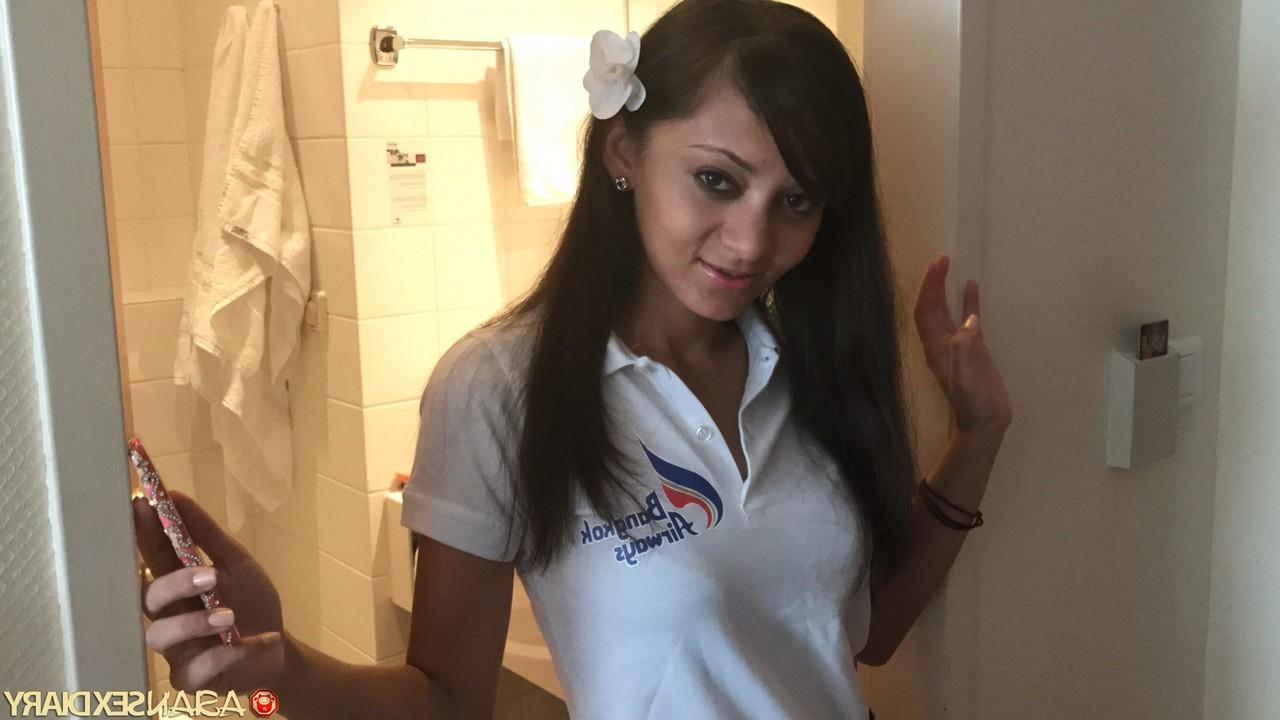 10P Jennifer B, jeune mince et excitée, suce, chevauche une bite et pose nue.