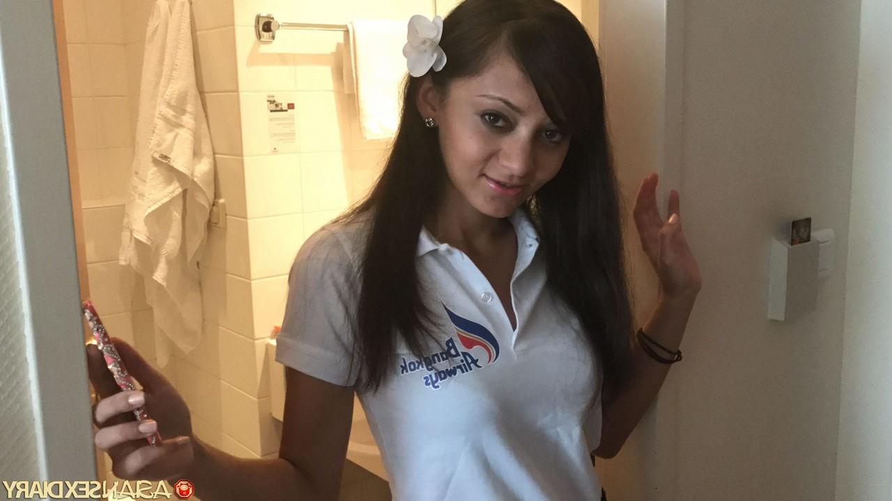 10P Jennifer B, jeune mince et excitée, suce, chevauche une bite et pose nue.