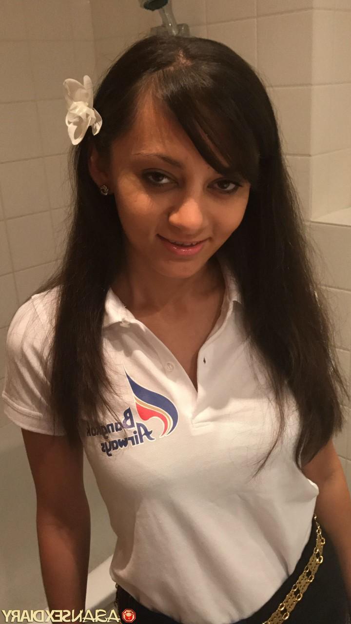 10P Jennifer B, jeune mince et excitée, suce, chevauche une bite et pose nue.
