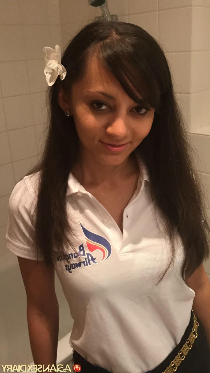 10P Jennifer B, jeune mince et excitée, suce, chevauche une bite et pose nue.