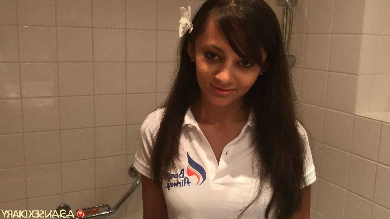 10P Jennifer B, jeune mince et excitée, suce, chevauche une bite et pose nue.
