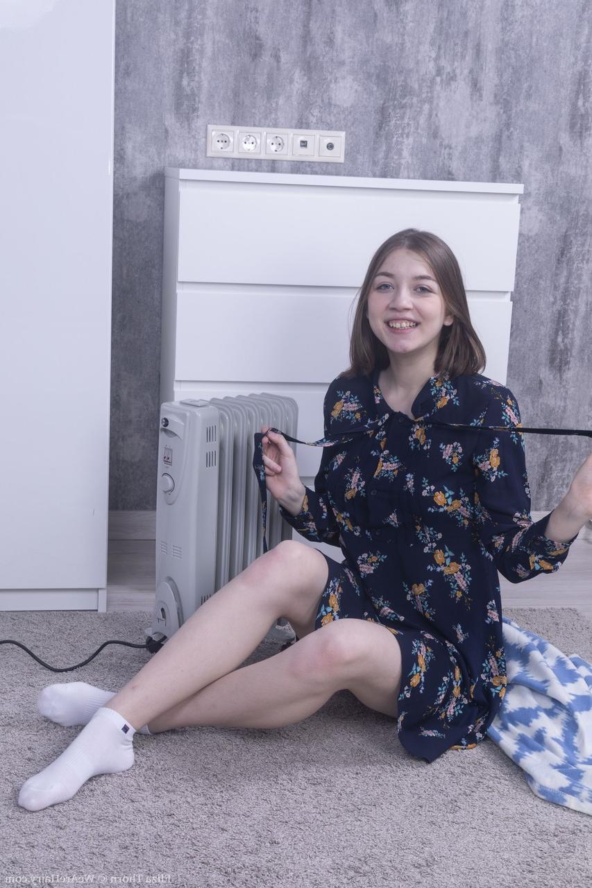 20P Die Amateur-Nymphomanin Eliza Thorn zeigt ihren großen Arsch und reibt ihren Busch