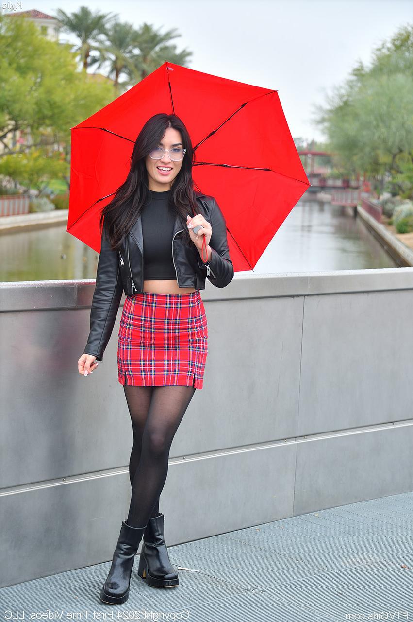 15P La sexy morena Kylie Kennedy muestra sus tetas y su culo mientras está en público