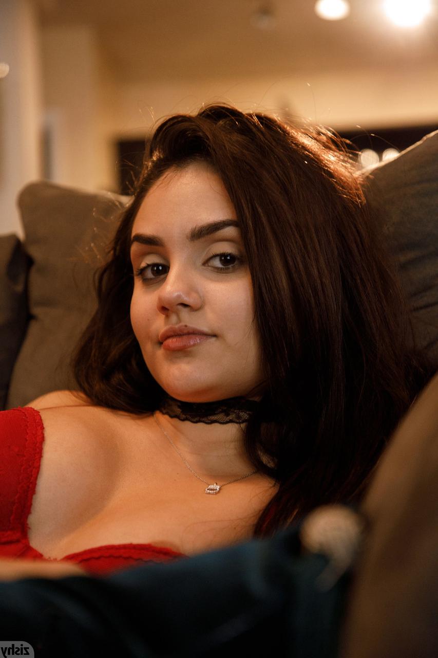 13P A gata amadora Eloisa Guerra exibe sua bunda cheia de bolhas enquanto posa em lingerie vermelha