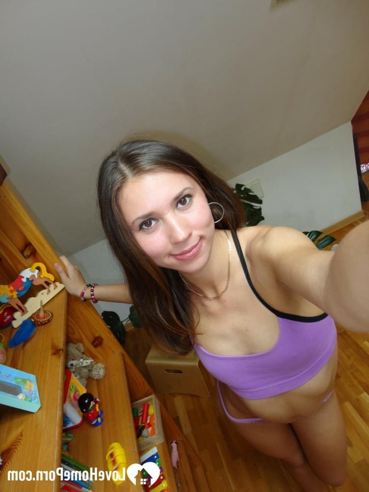 20P Une belle brune montre ses petits seins et se frotte la chatte dans des selfies torrides