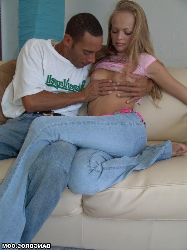 20P La jeune blonde Ramon montre son cul serré en culotte et suce une grosse bite.