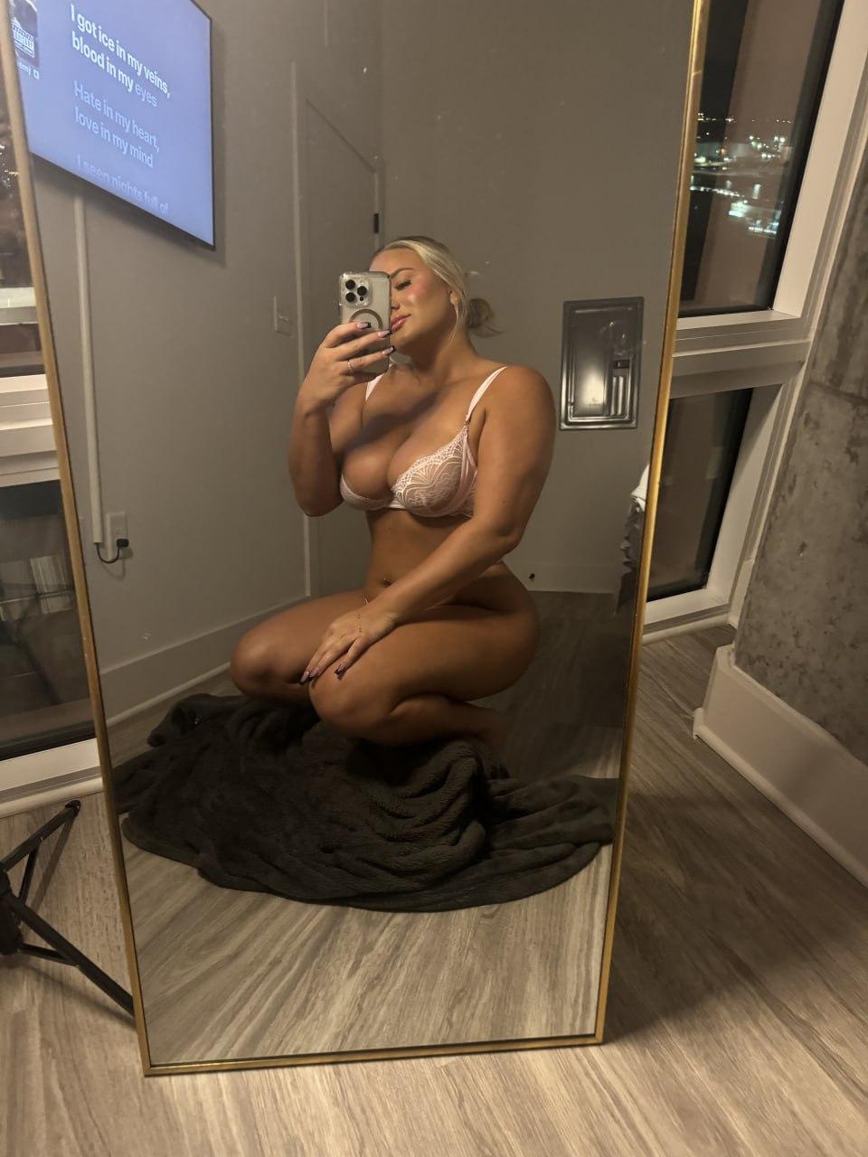 15P La curvilínea Onlyfans cam babe Lexi Gogogo hace alarde de su gran culo en una compilación sexy