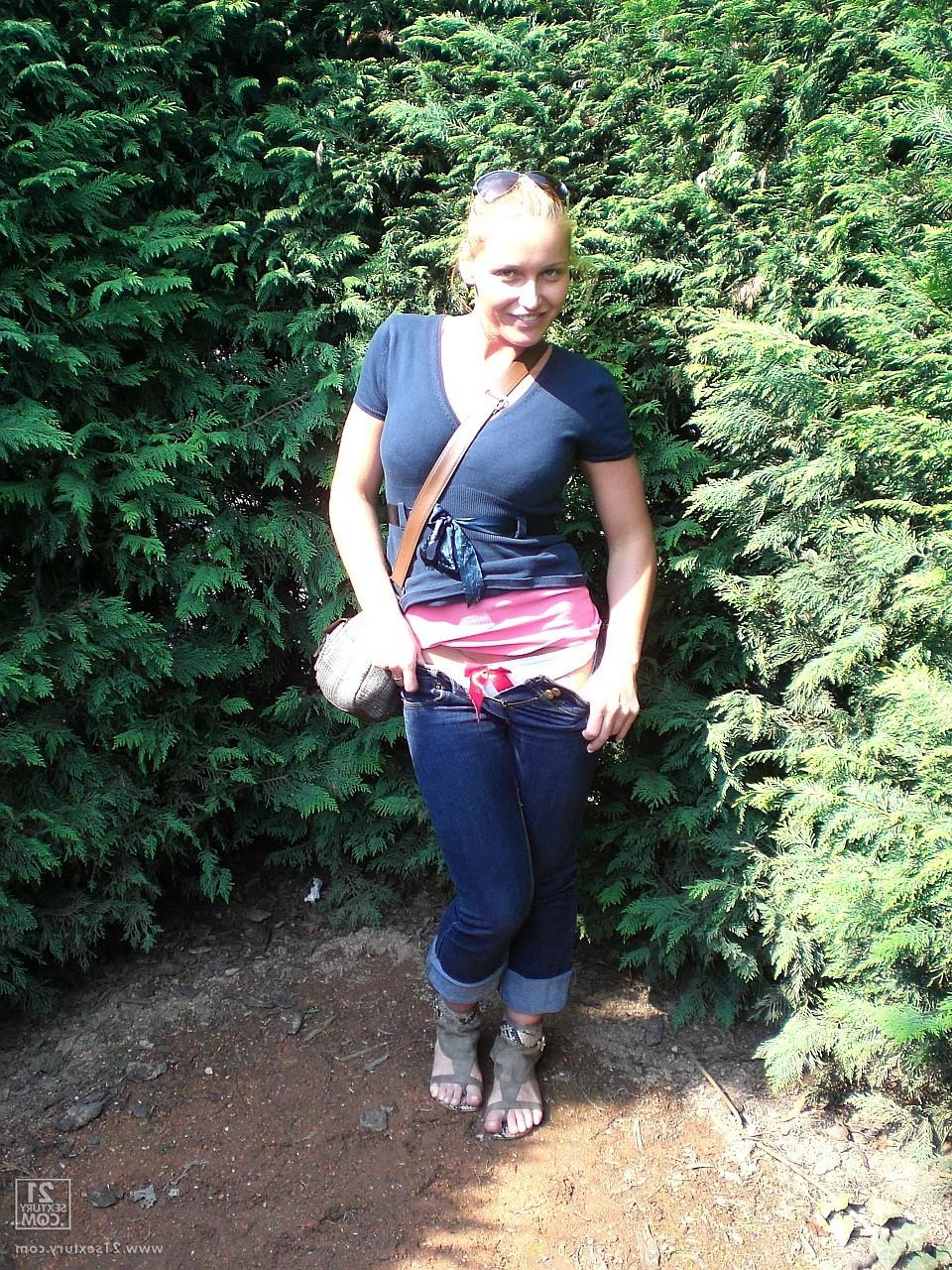 17P Kathia Nobili, une amatrice, laisse tomber son jean et exhibe ses fesses en public au zoo.