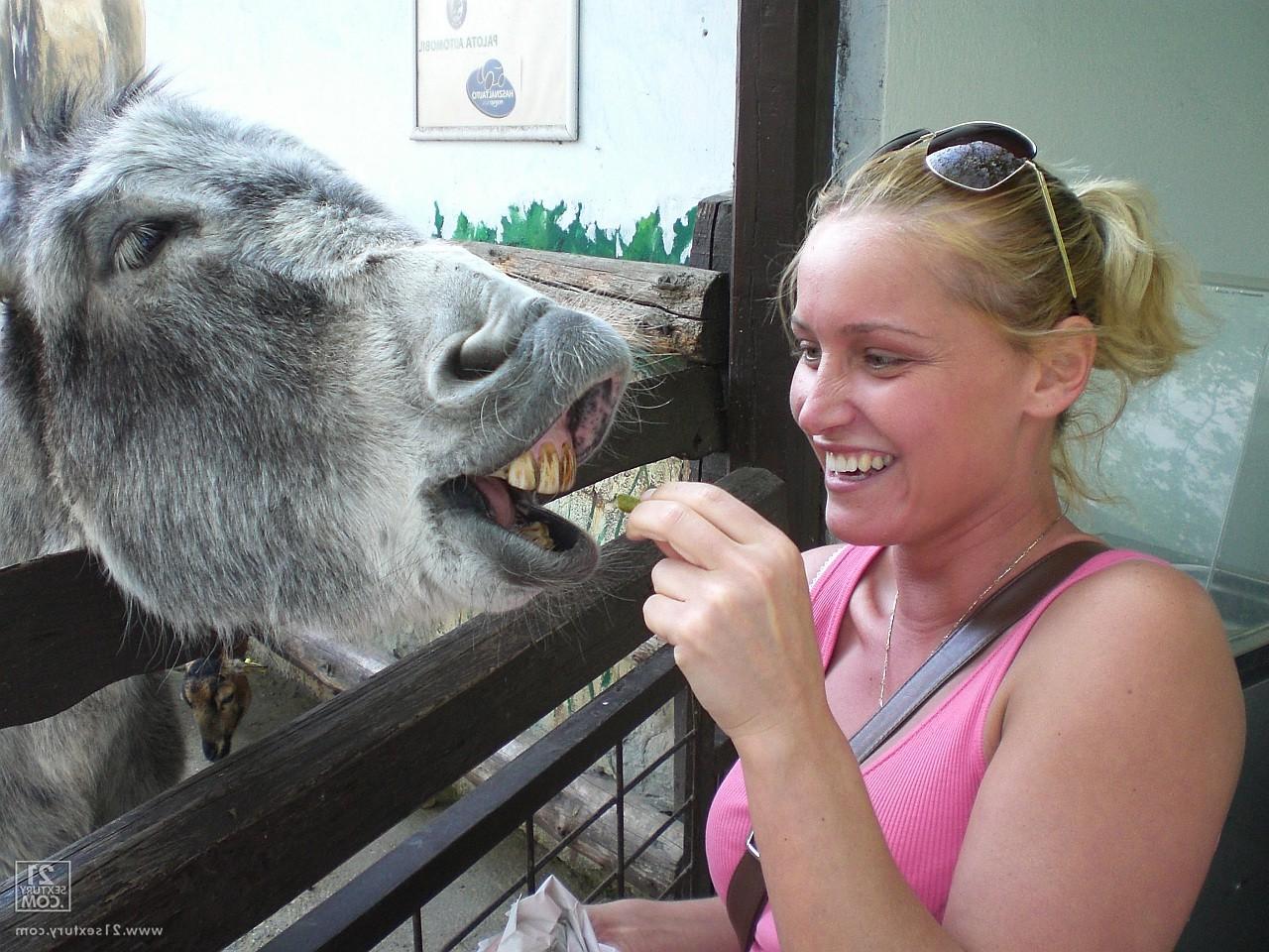 17P Kathia Nobili, une amatrice, laisse tomber son jean et exhibe ses fesses en public au zoo.