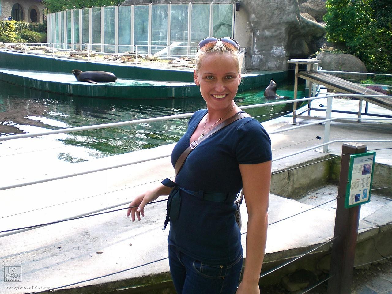 17P Kathia Nobili, une amatrice, laisse tomber son jean et exhibe ses fesses en public au zoo.