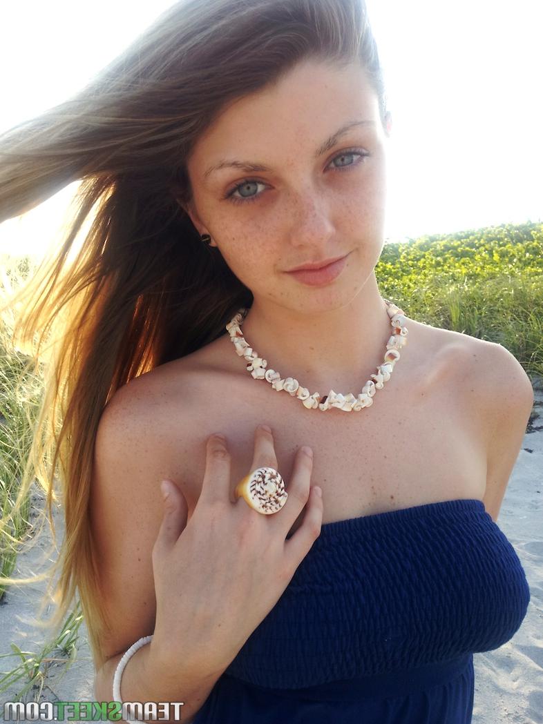 16P La elegante joven de ojos azules Staci Silverstone muestra su coño afeitado bajo la falda en la playa