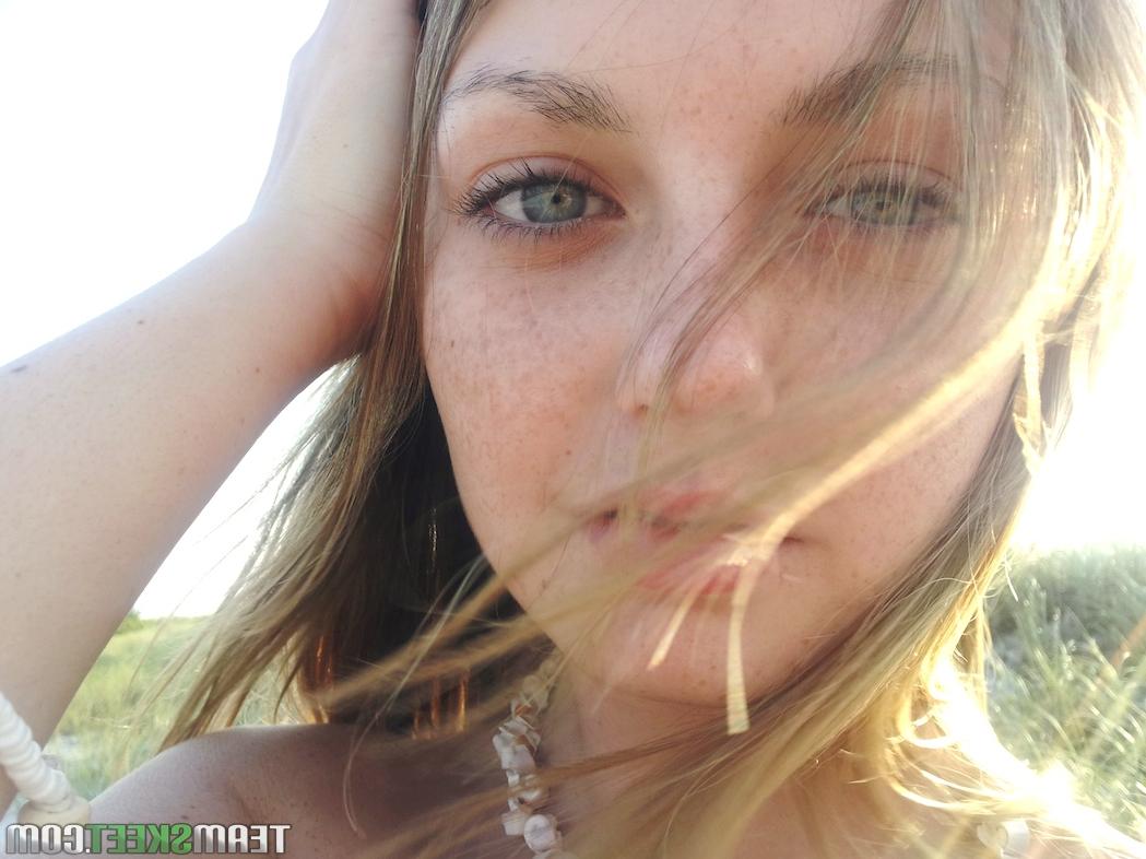 16P La elegante joven de ojos azules Staci Silverstone muestra su coño afeitado bajo la falda en la playa