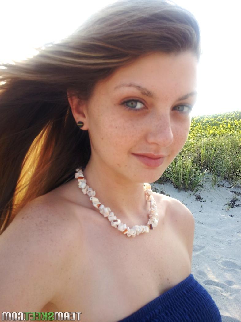 16P La elegante joven de ojos azules Staci Silverstone muestra su coño afeitado bajo la falda en la playa