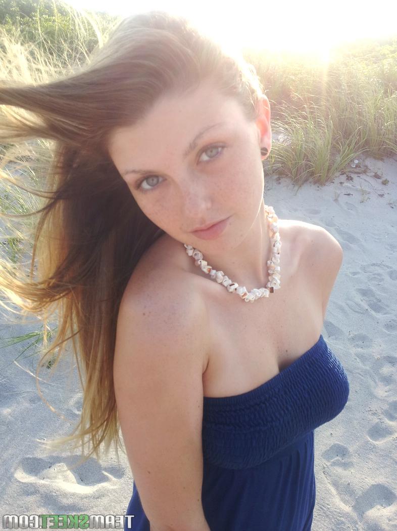 16P La elegante joven de ojos azules Staci Silverstone muestra su coño afeitado bajo la falda en la playa