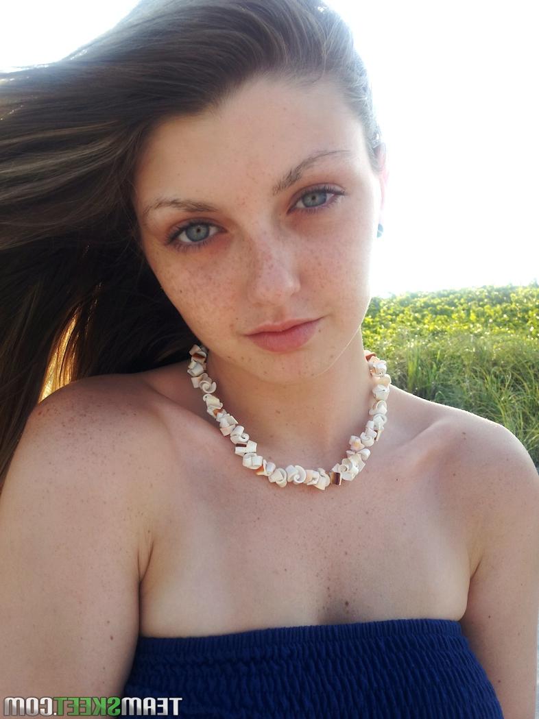 16P La elegante joven de ojos azules Staci Silverstone muestra su coño afeitado bajo la falda en la playa
